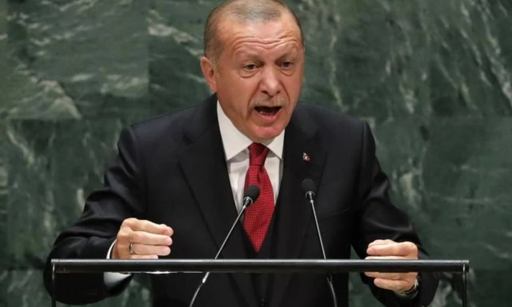 Μας δουλεύει ο δολοφόνος Ερντογάν: Τούρκοι χορεύουν πάνω σε πύλη αρμένικης εκκλησίας